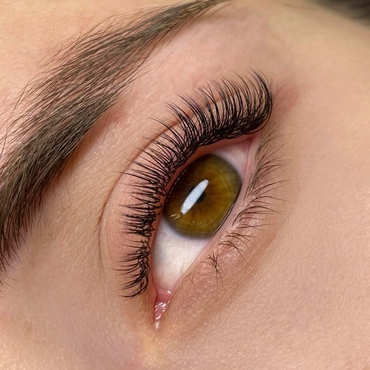 Extensión de pestañas — mirada natural
