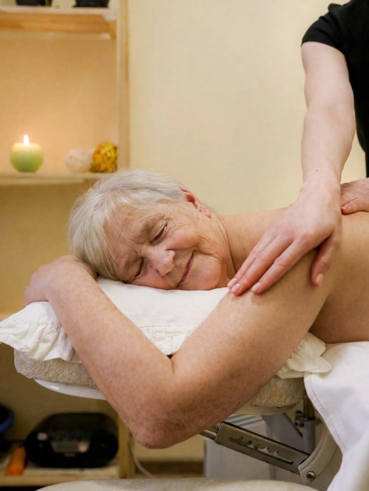 Senior recevant un massage bien-être